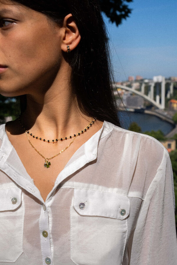 colar pedrinhas pretas